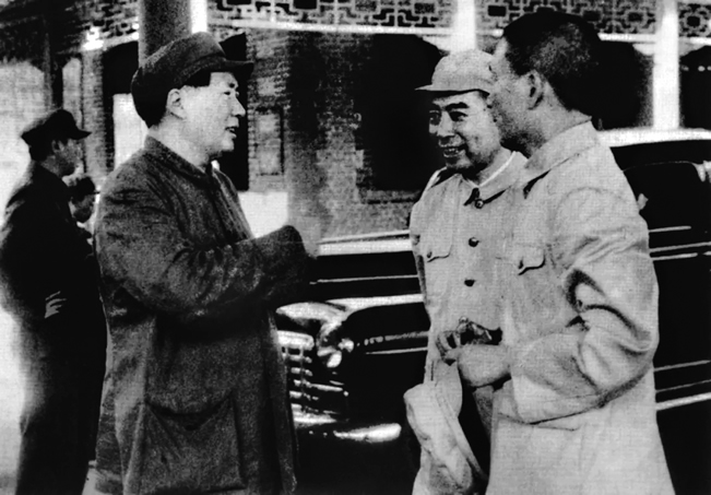 1949年8月，毛泽东、周恩来等在车站等候宋庆龄.jpg