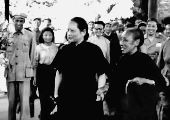 1949年，宋庆龄和何香凝在北京车站手挽着手，内心充满了喜悦1.jpg