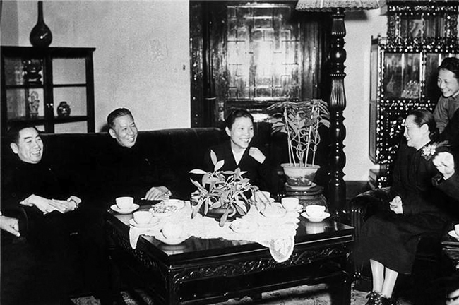 1950年12月，刘少奇同周恩来、蔡畅等在北京方巾巷宋庆龄寓所作客1.jpg