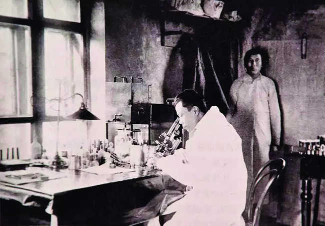1911年伍连德在哈尔滨第一个鼠疫实验室里.jpg