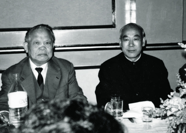 杨岳（左一）与领事部主任边守俭，1972年摄于巴黎.jpg