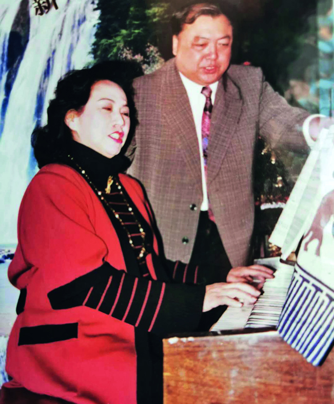 陈蓉蓉与丈夫石惟正一起备课（上世纪80年代）.jpg