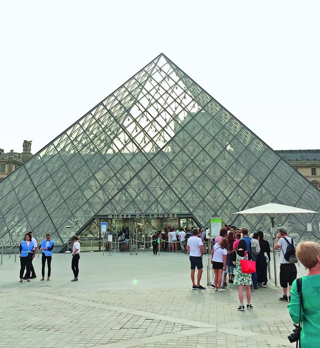 卢浮宫的玻璃金字塔入口.jpg