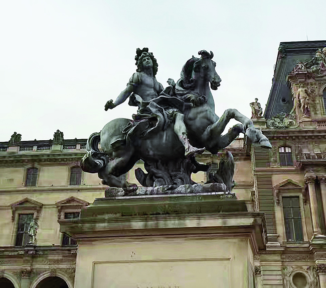 在罗浮宫前广场拿破仑一世的骑马雕像.jpg