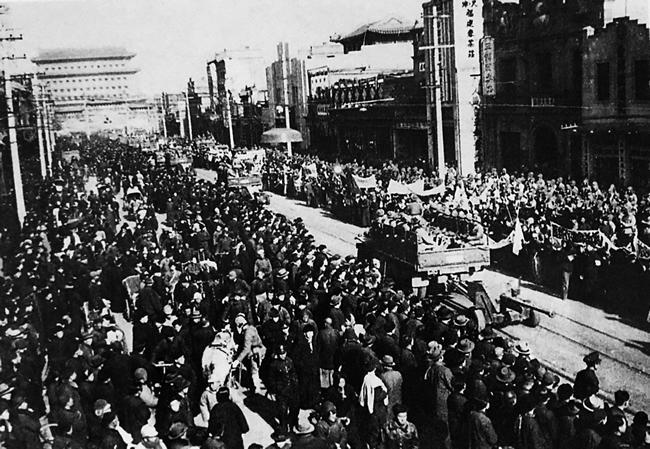 1949年2月3日，万人空巷，人山人海的市民在前门大街欢迎解放军入城.jpg