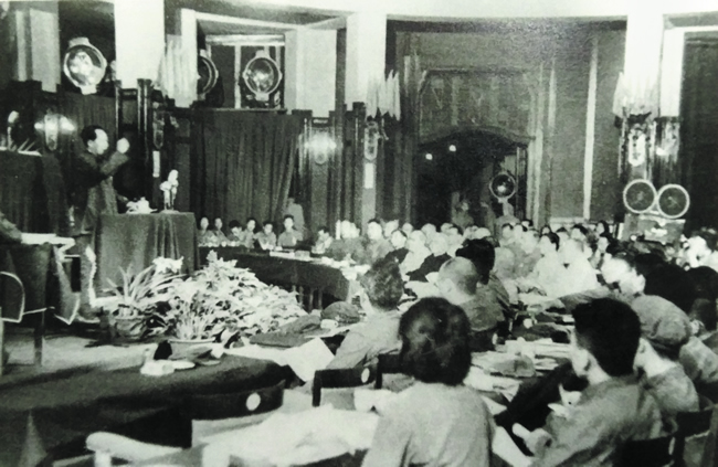 1949年6月，新政治协商会议筹备会第一次全体会议在中南海勤政殿举行。这是毛泽东在开幕式上发表讲话。.jpg