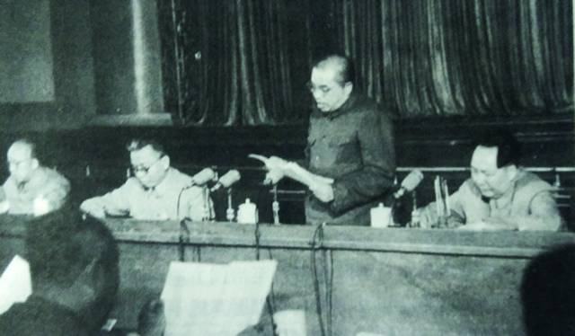 1953年9月12日，彭德怀在中央人民政府委员会第24次会议上作抗美援朝工作报告。.jpg