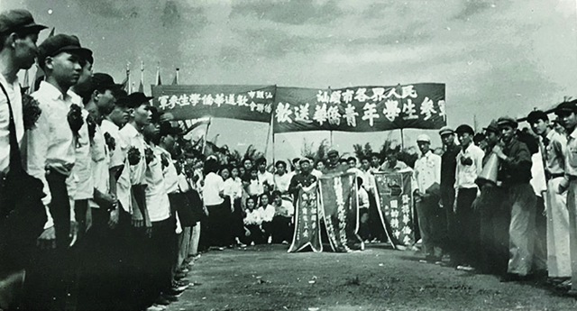 1951年汕头市各界人民欢送华侨青年学生参军大会盛况一瞥.jpg