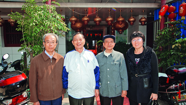 图4海外侨亲卢金峰（左2）在县侨联主席陈曦月（右1）陪同下探望爱心老人曾德梅（郑志忠摄）.jpg