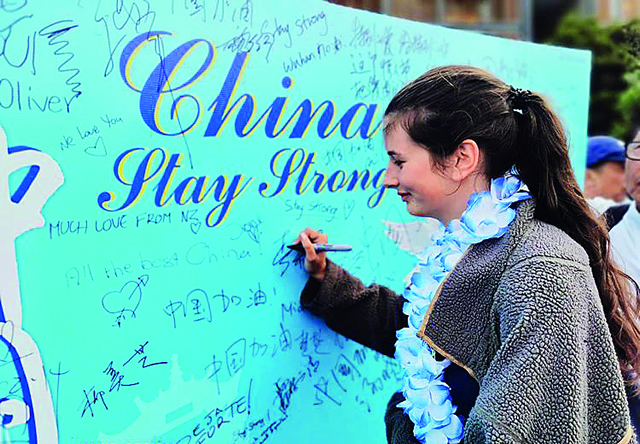 “信心中国”声援活动期间新西兰当地民众在签名墙上留言.jpg