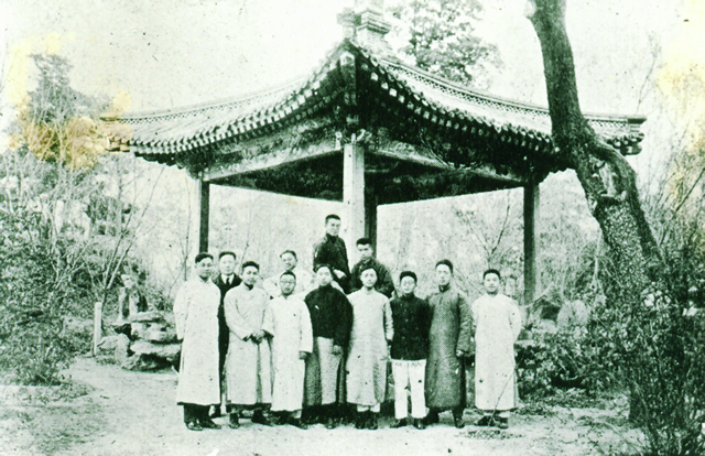 1920年，施滉等人组织的“唯真学会”部分成员在清华园的合影，前排右三为施滉。（插于8-9段落）.jpg