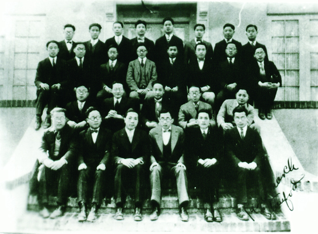 1926年，施滉在美国斯坦福大学与校友的合影，照片右下角是他的英文题字。（插于13-14段落）.jpg