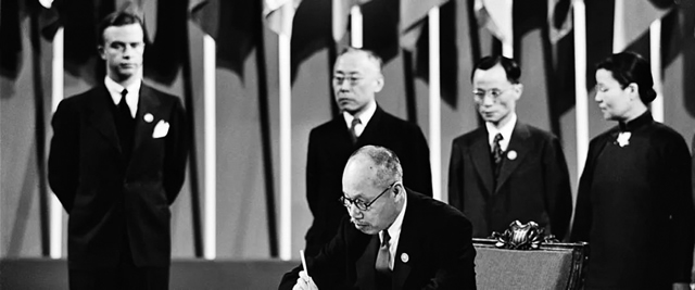 1945年6月26日，美国旧金山退伍军人纪念堂，中国代表董必武用毛笔在《联合国宪章》上签字.jpg