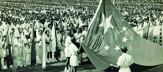 1950年10月1日，印尼华侨在印尼当地升起第一面五星红旗.jpg