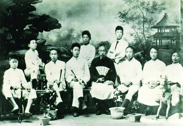 1、1920年，李得钊（左二）在温州艺文中学读书时与老师、同学的合影（插于第一部分第三段旁）.jpg