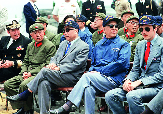 这是1980年5月25日至6月6日以国家副总理（军委秘书长的身份不便对外）身份率军事代表团访美，这是在航空母舰上，右二起耿飚、柴泽民大使、刘华清。.jpg