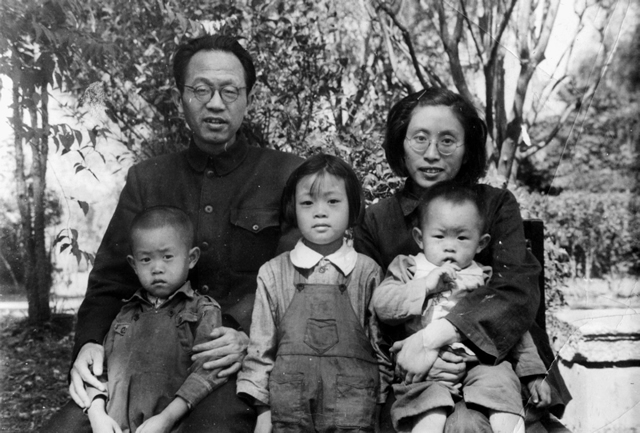 1950年，黄克诚和夫人唐棣华、长女黄楠、长子黄煦、次子黄晴在长沙.jpg