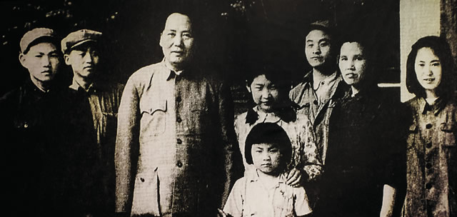 1949年，毛泽东在香山与身边工作人员、女儿李敏、秘书叶子龙之女叶利亚合影.jpg