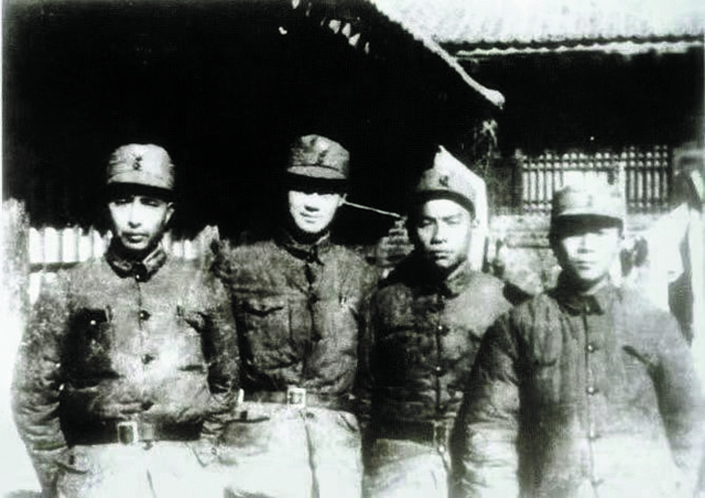 1937年10月，李子芳（左一）在延安抗大三期五队学习时留影.jpg