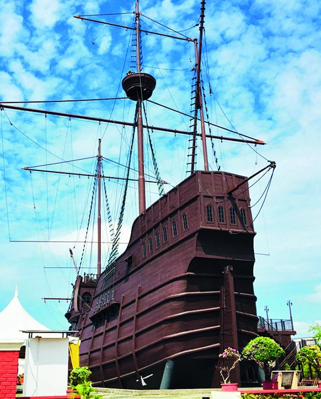 马六甲河上仿造的郑和船队帆船.jpg