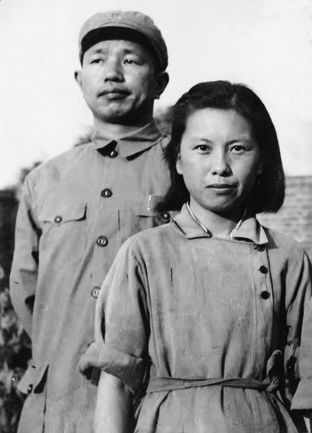 1949年黄镇、朱霖在北京总政治部.jpg