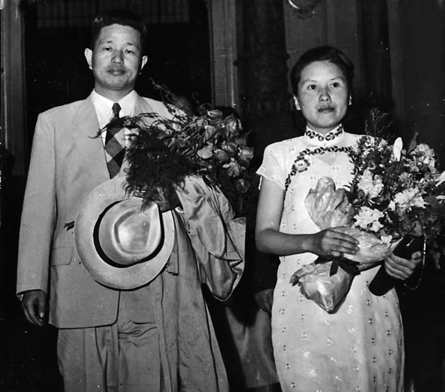 1950年黄镇大使和夫人朱霖抵达匈牙利，受到热烈欢迎.jpg