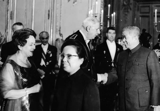 1967年1月17日戴高乐将军和夫人在爱丽舍宫为使团举行新年团拜会.jpg