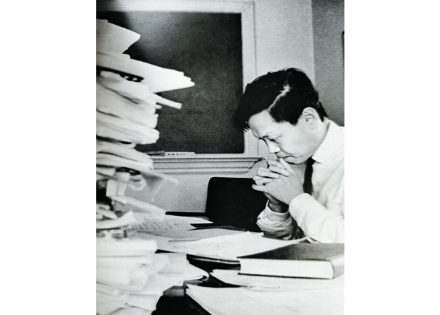 1963年杨振宁于普林斯顿的办公室 Richard Kelley摄 （选自《杨振宁文集》）.jpg