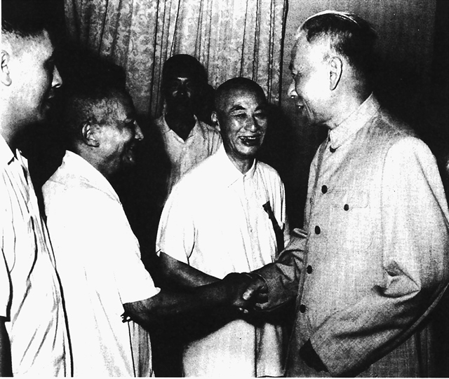 1960年8月22日，中共中央领导人接见六个党派参加神仙会代表时，刘少奇（右一）与王绍鏊（左二）、叶圣陶（右二）亲切交谈.jpg