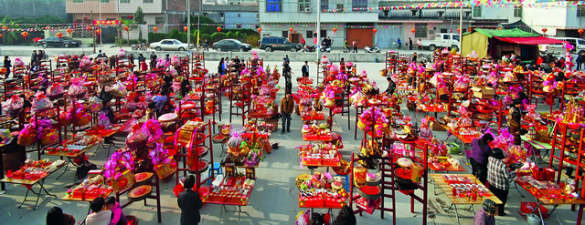 每年春节，广东揭阳砲台石牌村都要举办一年一度的“游妈祖”活动，村民们摆出500多桌“粿”来敬神，祈求神灵的保佑。（黃卫摄）.jpg