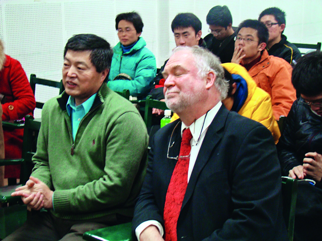 黄晓枫和作曲指导老师Roger Briggs2010 年在中央音乐学院作曲系Roger Briggs的交响乐讲座上.jpg