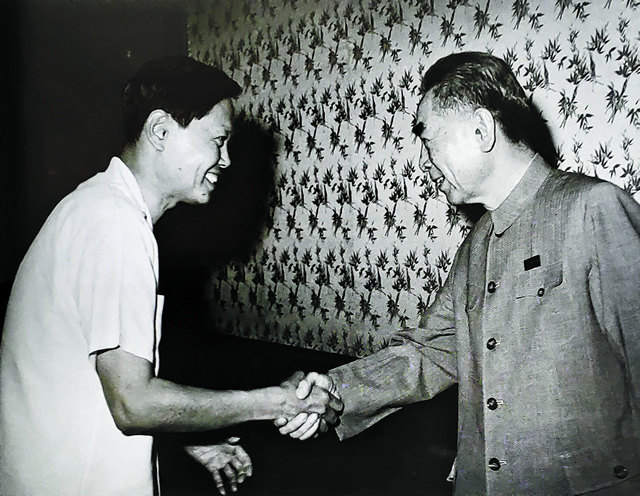 1971年，杨振宁与周恩来总理握手，摄于北京人民大会堂.jpg