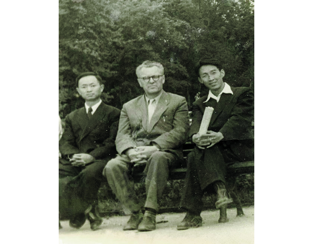 留苏期间，陈国平（右一）与导师B.jpg