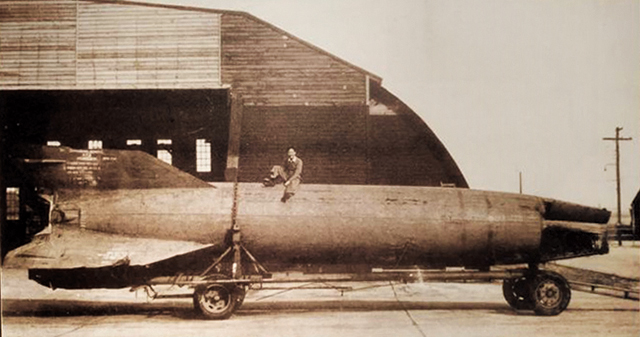 1943年秋，美国白沙试验基地，察考德国火箭V-2.jpg