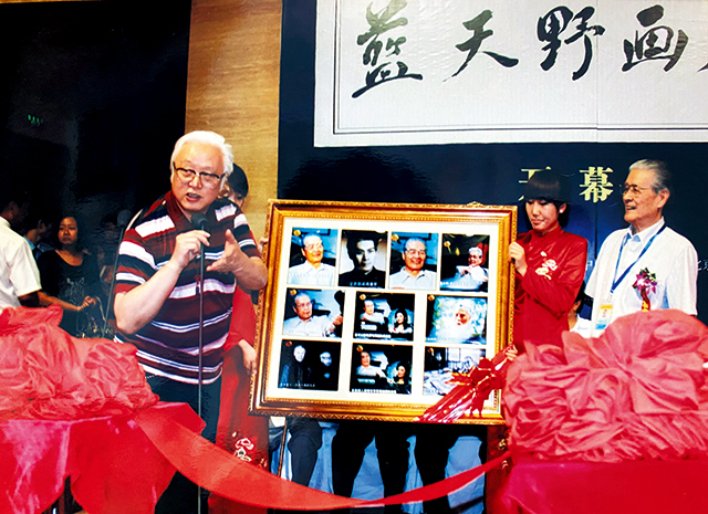 2011年 ，蓝天野画展在中国美术馆举办，李燕在开幕式上向蓝天野赠送珍贵照片。.jpg