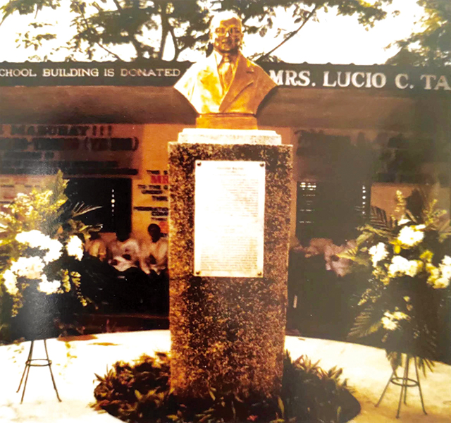 菲华商总在公园里建立叶飞将军纪念铜像，并将捐赠的职业学校命名为“叶飞学校”，2000 年3月29日举行了隆重的揭幕仪式.jpg