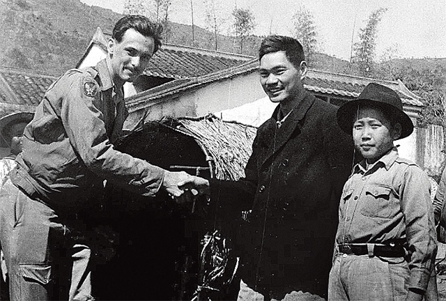 1944年曾生与被救出的美国飞行员克尔在深圳龙岗大鹏小船上合影.jpg