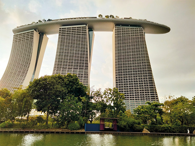 金沙酒店赏月：泡在高高的无边泳池里赏月，将新加坡的豪华夜景尽收眼底.jpg