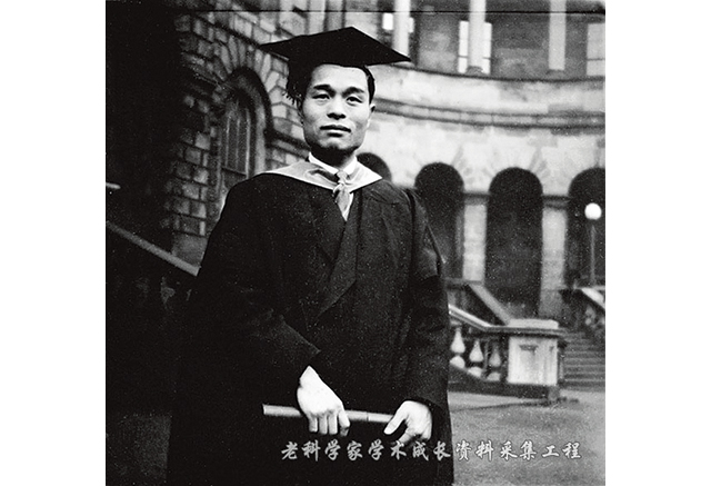 1948年，程开甲获哲学博士学位时在爱丁堡大学办公楼前留影.jpg