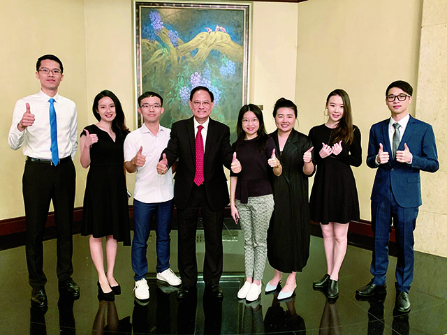 新加坡南海海外留学生联盟部分参加节日贺岁活动的成员（左四为侨领、联盟总干事钟腾芳博士，左五为作者）.jpg