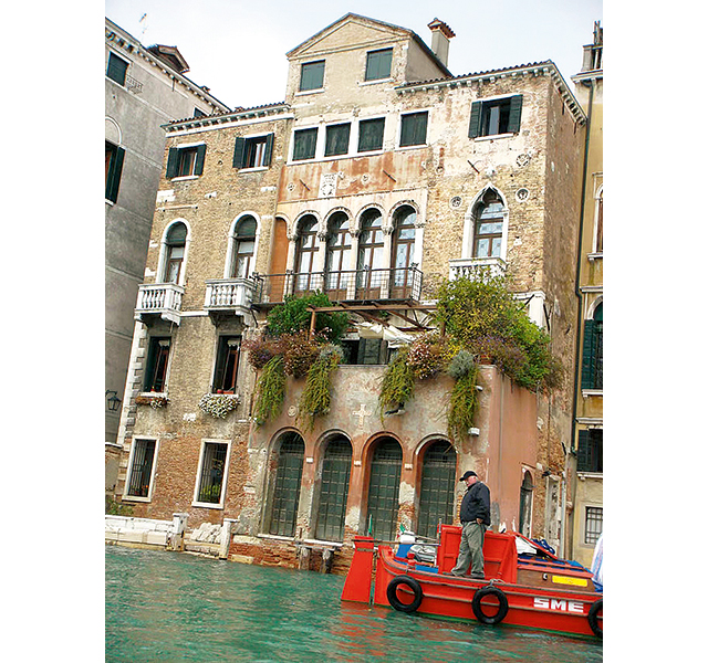 威尼斯运河岸边的马可波罗故居。周家望摄.jpg