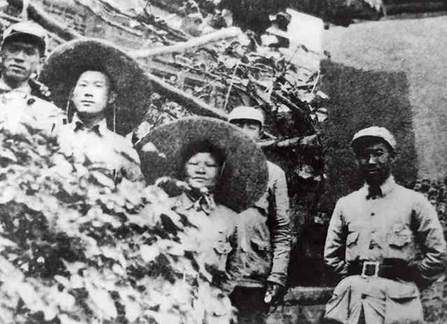 李林与战友们活动在晋西北（第一排左三）.jpg
