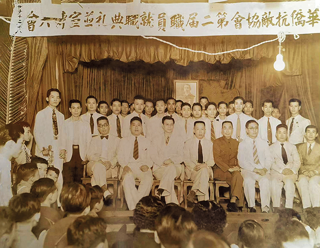 蔡由成（前排左四）和菲律宾巴西市华侨抗敌学会领袖张旭高（前排左三）等合影.jpg