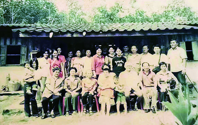 2005年家乡亲人赴泰国在橡胶园旧屋前合影.jpg