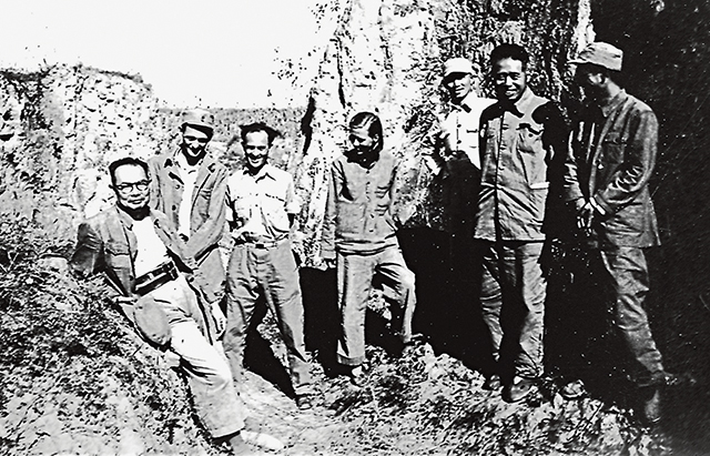1948年叶剑英和外国专家在一起（左一为叶剑英、左三为柯鲁克、左四为伊莎白）.jpg