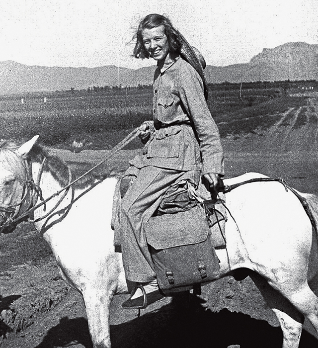 1948年伊莎白骑马奔赴石家庄.jpg