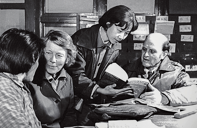 1981年伊莎白和柯鲁克在辅导学生.jpg