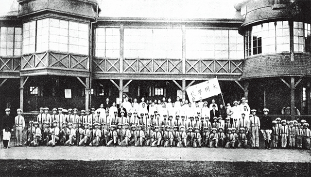 （放第四位置）5.横滨大同学校兵式体操团成员合影（1902年）.jpg