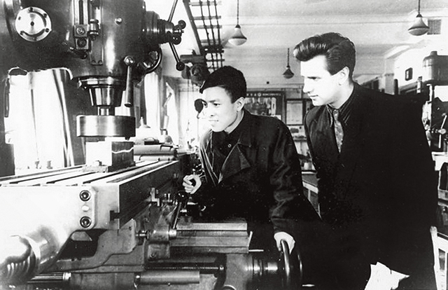 3.1954年莫斯科机床工具学院中国留学生范培义在苏联工程师指导下的立式铣床上实习照片.jpg