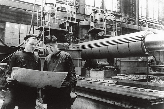 6.20世纪50年代列宁格勒电机厂的优秀工人为中国实习生讲解蓝图照片.jpg
